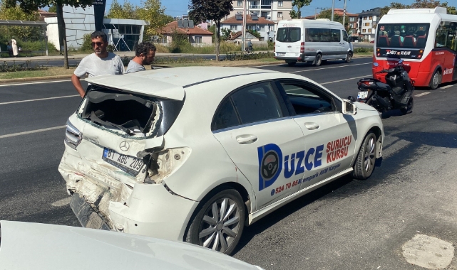 Sürücü adayının kullandığı otomobile kamyon çarptı: 3 yaralı