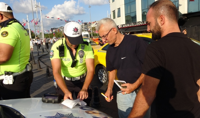 Taksim'de ticari taksiler denetlendi