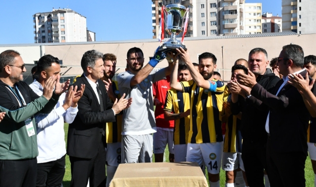 Talasgücü Belediyespor kupasına kavuştu