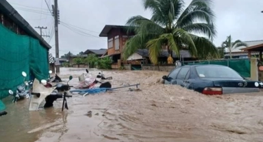 Tayland'da sel suları köprüyü yıktı