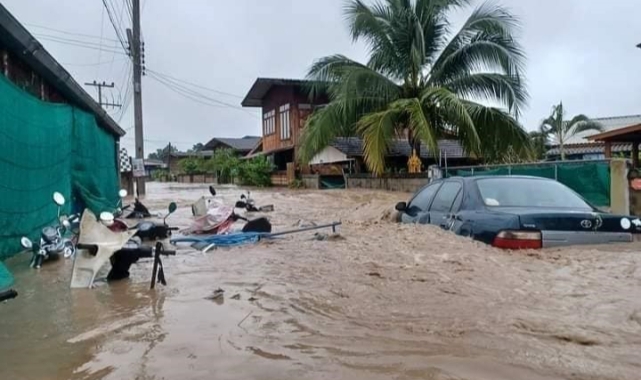 Tayland'da sel suları köprüyü yıktı