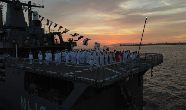 TCG Burgazada ve TCG Osmangazi gemileri İzmir'de ziyarete açıldı