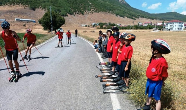Tekerlekli kayak sporcuları köy yolunda yarışlara hazırlanıyor