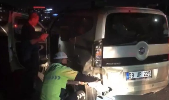 Tekirdağ’da iki otomobil çarpıştı: Tekeri sıkışan sürücüye polis yardım etti