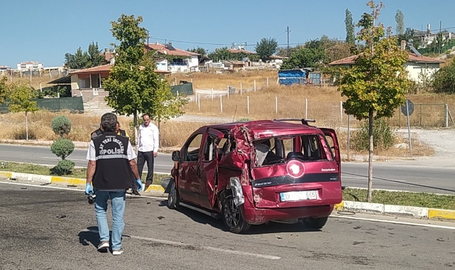 Ters yöne giren çekici ile ticari araç çarpıştı: 5 yaralı