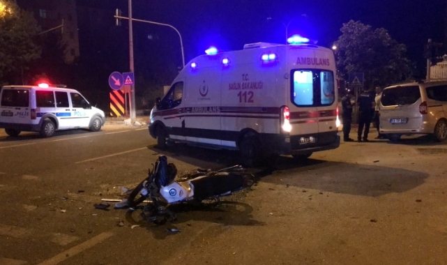 Ticari araç ile motosiklet çarpıştı: 2 yaralı