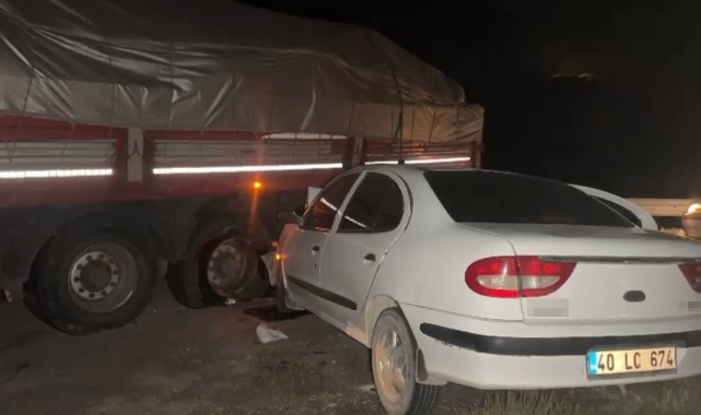 TIR'la otomobil çarpıştı: 4 yaralı