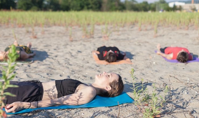 Toplu katliam ihbarına gelen polise yoga sürprizi