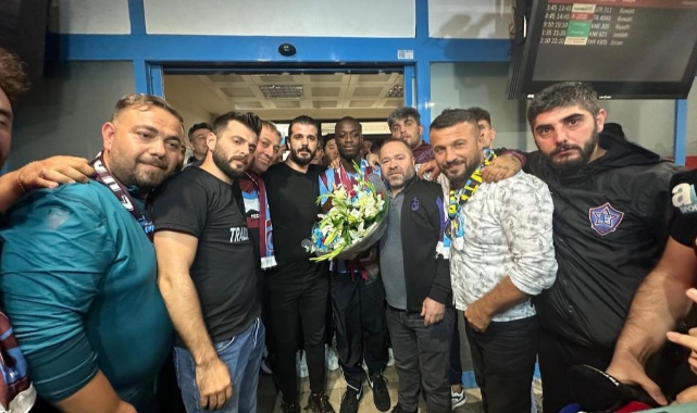 Trabzonspor taraftarı, Nicolas Pepe'yi coşkuyla karşıladı