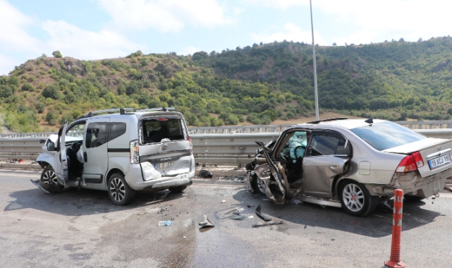 Trafiğin tek şeritten verildiği viyadükte kaza: 5 yaralı