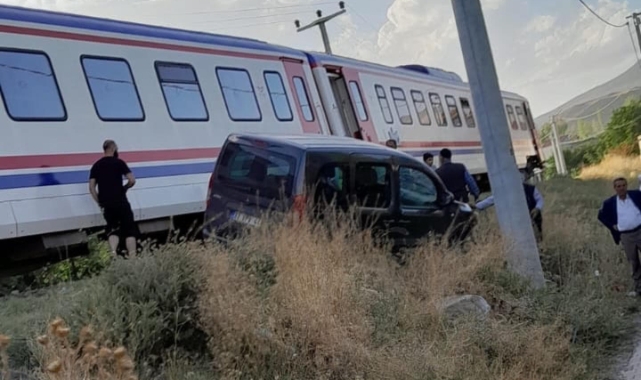 Tren hemzemin geçitte otomobile çarptı