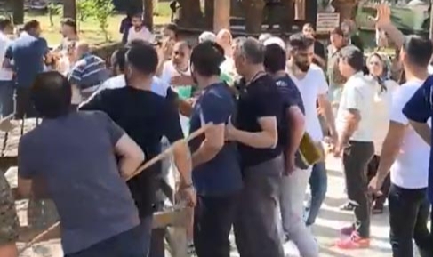 Türbede gerginlik yumruklu kavgaya dönüştü