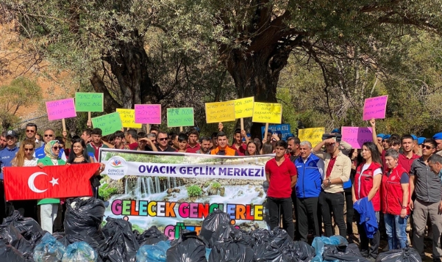 Turistler gitti, çöpleri kaldı; 200 kişi çöpleri temizledi