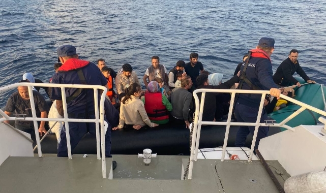 Türk karasularına itilen 52 göçmen kurtarıldı