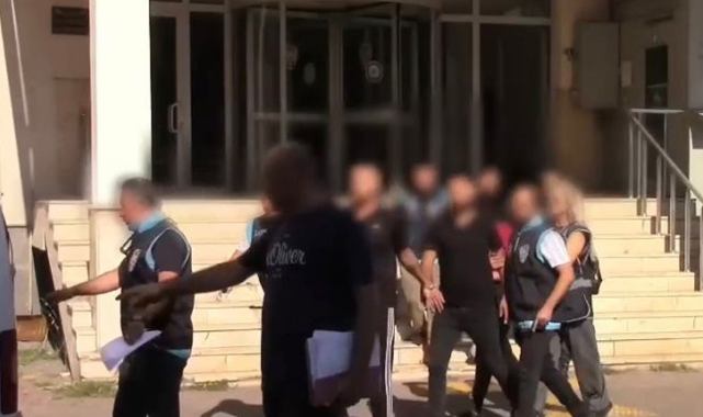 Tuzağa düşürdükleri adamlara zorla senet imzalattılar