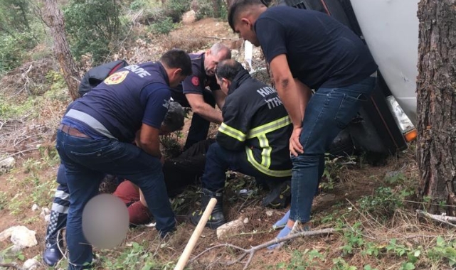 Uçuruma yuvarlanan araçtaki 3 kişi yaralandı