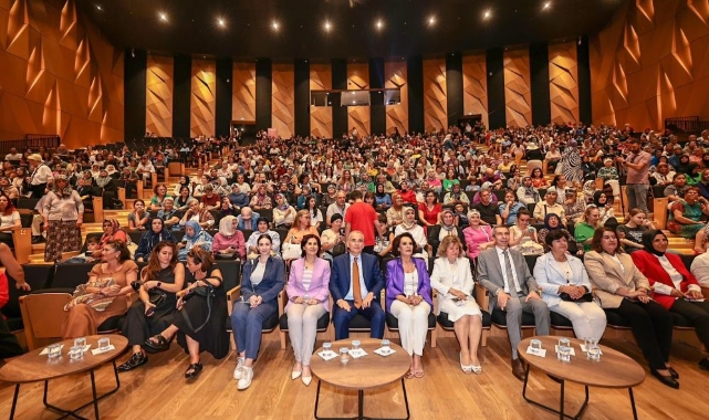 Usta oyuncu Hülya Koçyiğit, Denizlili kadınlarla buluştu
