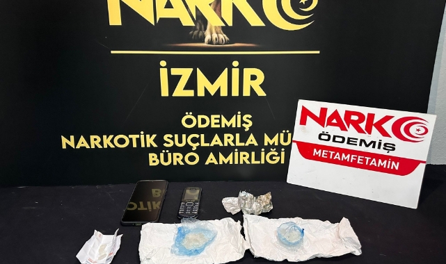 Uyuşturucu satıcısı aracında yakalandı