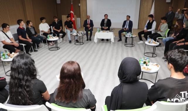 Vali Aydoğdu, liselileri dinledi