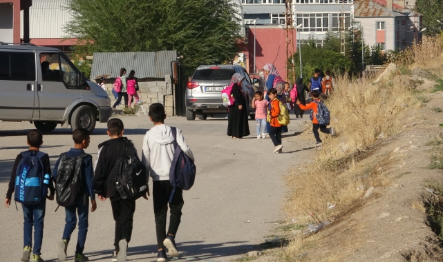 Vanlı öğrenciler mahallelerine okul istiyor