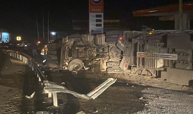 Virajı alamayan TIR devrildi: 1 yaralı
