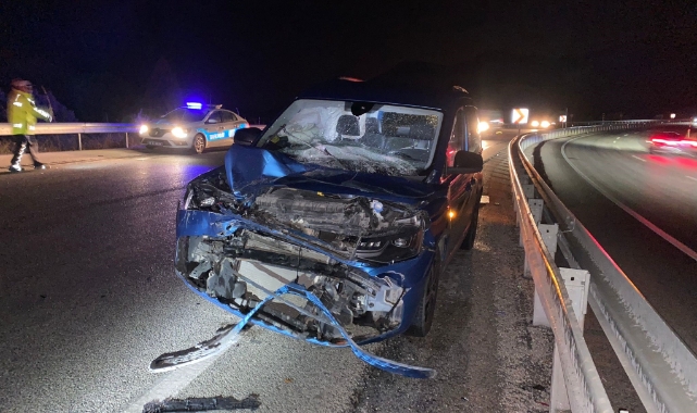 Yağış nedeniyle kayan otomobil TIR'a çarptı: 5 yaralı