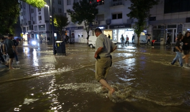 Yağmur sonrası yollar göle döndü