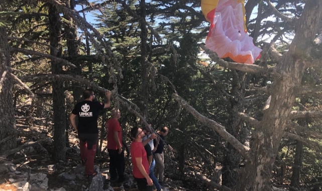 Yamaç paraşütü ağaca dolanan turist kurtarıldı