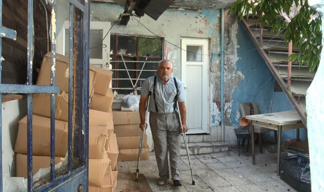 Yangında mahsur kalan yaşlı adamı bekçiler kurtardı