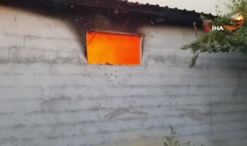 Yangında tonlarca saman küle döndü