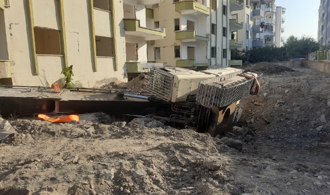 Yer yarıldı, iş makinesi içine düştü