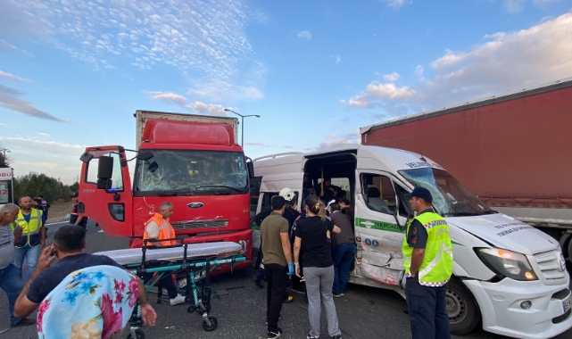 Yolcu minibüsü ile kamyon çarpıştı: 6 yaralı