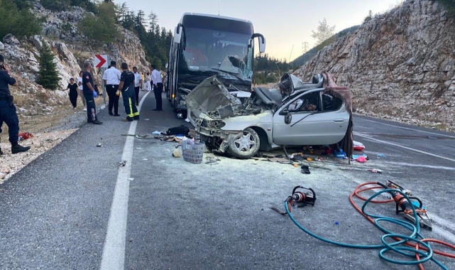 Yolcu otobüsü ile otomobil çarpıştı: 1 ölü, 5 yaralı