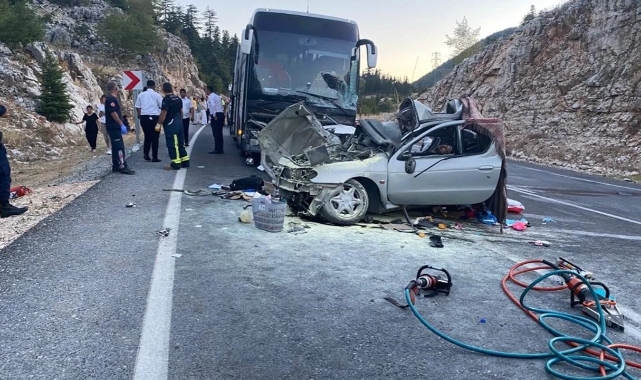 Yolcu otobüsü ile otomobil çarpıştı: 1 ölü, 5 yaralı