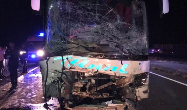 Yolcu otobüsü otomobile çarptı: 2 ölü, 20 yaralı