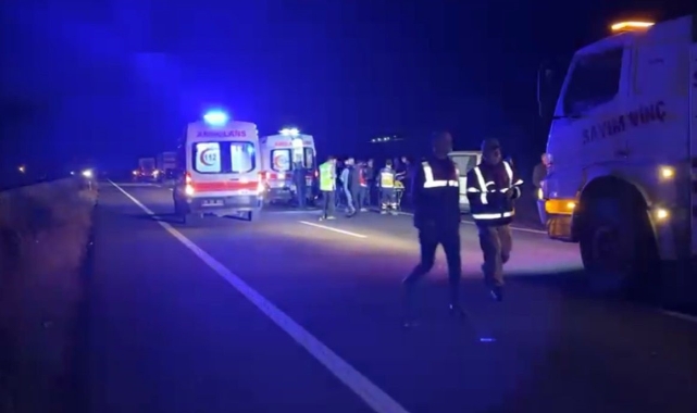 Yolcu otobüsü traktör römorkuna çarptı: 2 ölü, 14 yaralı