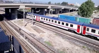 Yolcu treni gence çarptı