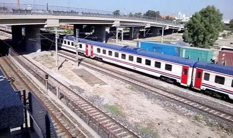 Yolcu treni gence çarptı