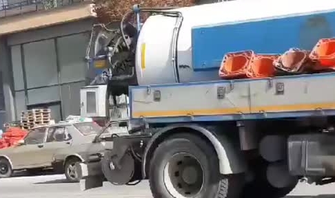 Yolda kalan aracını ayaklarıyla böyle itti