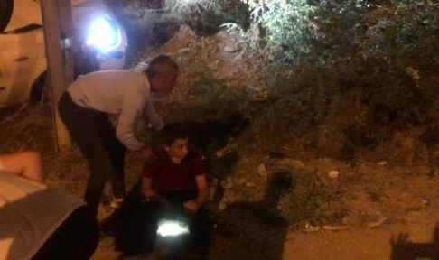 Yoldan çıkan otomobil elektrik direğine çarptı