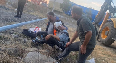 Yoldan geçerken üzerine aydınlatma direği düştü!