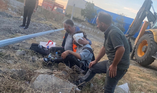 Yoldan geçerken üzerine aydınlatma direği düştü!