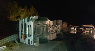 Zift dolu tanker devrildi, yol ulaşıma kapandı