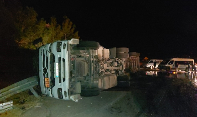 Zift dolu tanker devrildi, yol ulaşıma kapandı