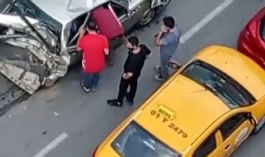 Zincirleme trafik kazası: 2'si çocuk 3 yaralı