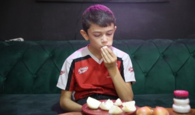 12 yaşındaki Eymen, okula giderken bile sarımsak yiyor