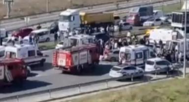 2 araç kafa kafaya çarpıştı: 6 yaralı