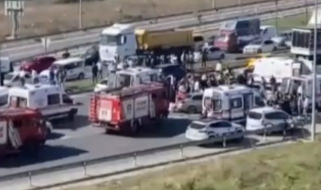 2 araç kafa kafaya çarpıştı: 6 yaralı