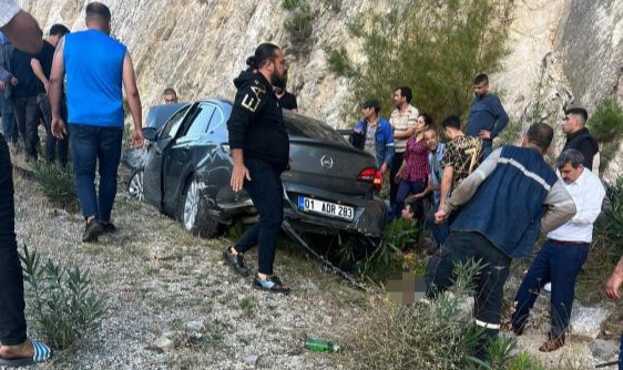 Adana'da otomobil şarampole devrildi: 3 yaralı