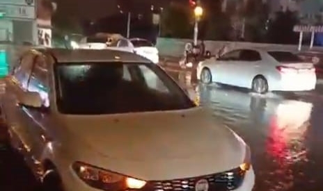 Adana'da sağanak ve fırtına hayatı olumsuz etkiledi